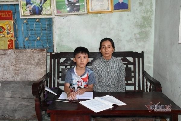 Hai bà cháu Thái chỉ biết cầu xin các mạnh thường quân giúp đỡ để em còn hơi ấm của mẹ.