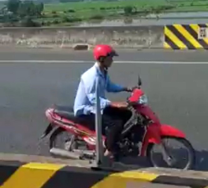 Cơ quan chức năng đang khẩn trương xác minh, truy tìm người đàn ông điều khiển xe máy chạy ngược chiều trên cao tốc. - Ảnh: Khắc Huy.