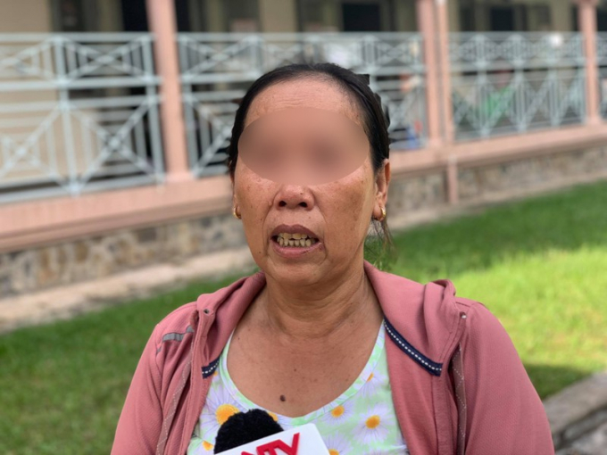 Bà Ph. nước mắt lưng tròng khi nhắc về vụ tai nạn của cháu ngoại. Ảnh: HL