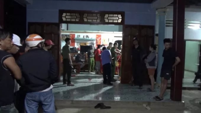 Công an tiến hành khám nghiệm hiện trường tại nhà ông T. Ảnh: Báo Người Lao Động