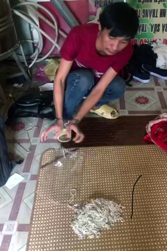 Đỗ Văn Tiến và tang vật bị thu giữ - Ảnh: B.A.