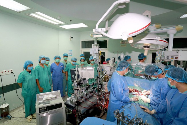 Hình ảnh ca phẫu thuật ghép tạng.