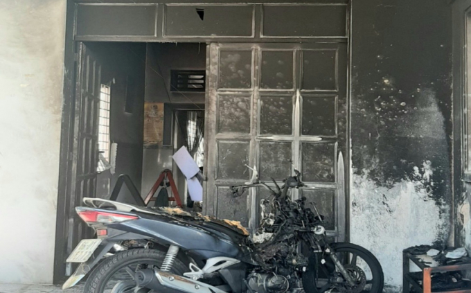 Hiện trường vụ đốt nhà tự thiêu, chiếc xe gắn máy dùng để chở trái cây cũng bị hư hỏng nặng