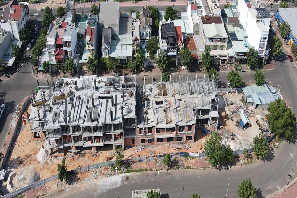Dự án trường Mầm non Lê Quý Đôn với diện tích 4.766,8 m2 tại phường Phú Thủy, thành phố Phan Thiết là đất sạch do Trung tâm Phát triển quỹ đất tỉnh quản lý, sau đó giao cho Công ty TNHH Giáo dục và Đầu tư Hòa Thắng thuê 50 năm và thu tiền hàng năm, không thông qua đấu giá.