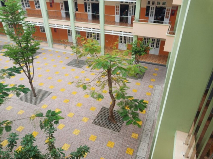 Trường học nơi xảy ra vụ việc nữ sinh lớp 7 nhảy lầu. Ảnh: SGGP