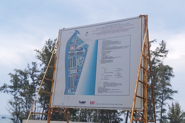 Để có được dự án này thì Bình Thuận phải chấp nhận “hy sinh, đốn bỏ 7,17 ha cây dương 25 năm tuổi”, tươi tốt, chắn sóng, ngăn gió, có nhiệm vụ bảo vệ môi trường, nhưng nay phải chuyển sang cho dự án du lịch của tư nhân