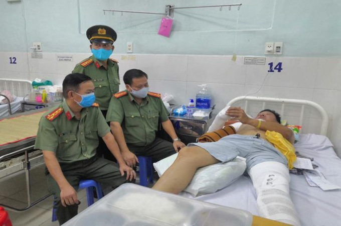 Đại tá Trần Tiến Đạt, Phó Giám đốc Công an tỉnh Đồng Nai thăm hỏi thiếu tá Đoàn Văn Kiên đang điều trị tại Bệnh viện Chợ Rẫy