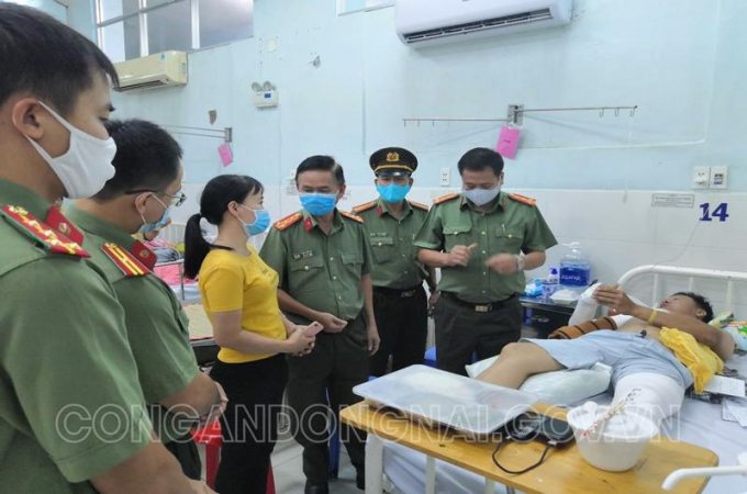 Đại tá Trần Tiến Đạt – Phó Giám đốc Công an tỉnh cùng đại diện lãnh đạo các Phòng chức năng thăm hỏi, động viên đồng chí Kiên đang được điề