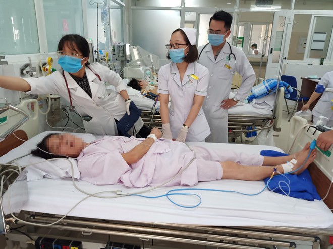 BN Nguyễn Ngọc Đáng được các BS tích cực cấp cứu, điều trị ẢNH: DIỆU MI