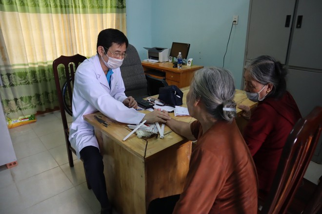 BS Trần Văn Khanh trong một lần khám cho bệnh nhân