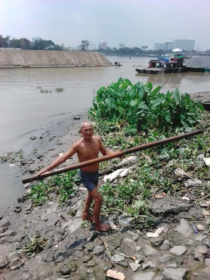 Sau lần gặp nạn do bất cẩn, bây giờ, ông Kính luôn sử dụng cây để vớt rác tại các miệng cống thoát nước. (Ảnh nhân vật cung cấp).