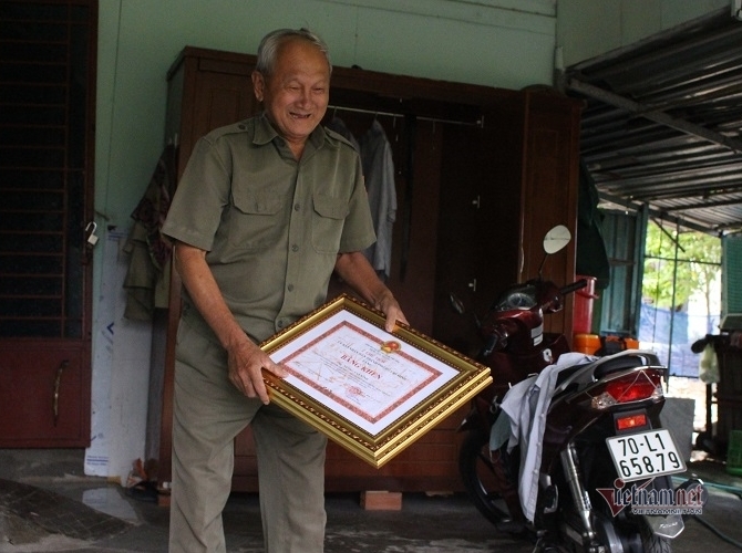 Ông Kính được chính quyền TP.HCM tặng nhiều bằng khen. (Ảnh: Nguyễn Sơn).