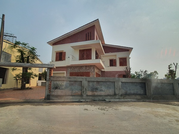 Căn nhà của bà Trinh đã bị áp dụng biện pháp khắc phục hậu quả trong thời hạn 10 ngày nhưng đến nay vẫn sừng sững tồn tại