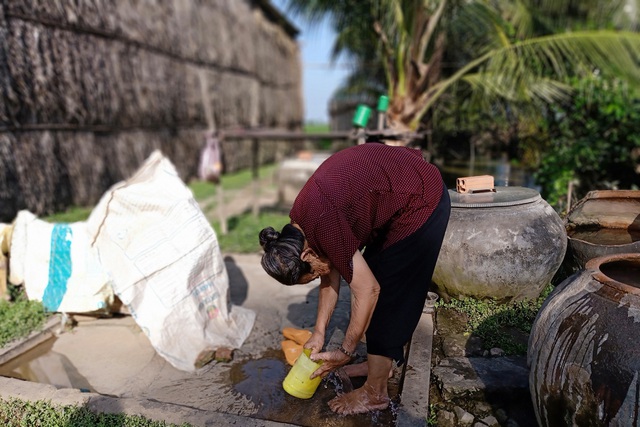Cụ Trương Thị Viễn (73 tuổi, bà ngoại của bé Trang) bị nhiều chứng bệnh. Cụ còn bị gù lưng.