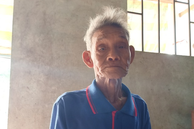 Cụ Huỳnh Văn Hiền (ông ngoại bé Trang) nay đã 80 tuổi, sức khỏe cũng yếu dần.
