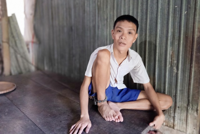 Anh Huỳnh Văn Út (30 tuổi, cậu bé Trang) bị tâm thần nặng, nên gia đình đành phải cột anh lại để anh không bỏ đi.
