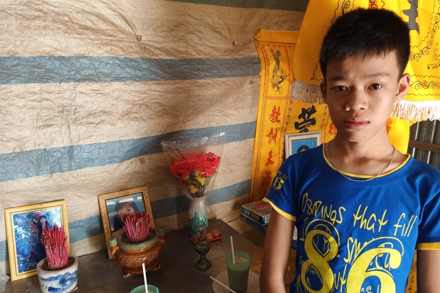 Để phụ gia đình kiếm miếng ăn và lo cho các em đi học, cháu Huỳnh Thanh Nam đã phải nghỉ học giữa chừng. Tương lai của những đứa trẻ trong gia đình này quá đỗi mịt mờ, rất cần sự sẻ chia tiếp sức của cộng đồng.
