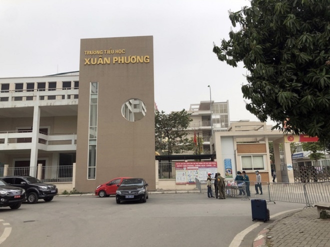 Trường tiểu học Xuân Phương trở thành điểm cách ly tập trung của 80 học sinh, giáo viên, phụ huynh trong trường. (Ảnh:B.L).