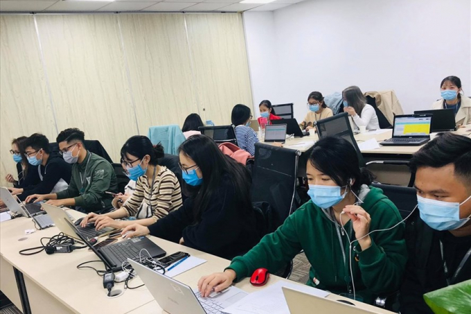 Thành viên tổ truy vết làm việc liên tục, truy vết các F0 để tìm ra nguồn lây nhiễm COVID-19. Ảnh: Thùy Linh