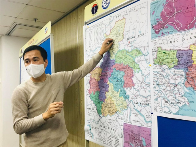 Thứ trưởng Bộ Khoa học- Công nghệ Bùi Thế Duy trao đổi về công tác truy vết các F0. Ảnh: Thùy Linh
