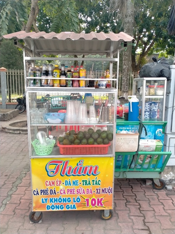 Chiếc xe hàng rong “trong mơ” của chị Thắm đã thành hiện thực. Hiện tại chị đang bán trước cổng sân vận động Vĩnh Long (Tỉnh Vĩnh Long).