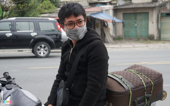 Anh Mạnh muốn ra Hà Nội để đi làm sau Tết nhưng bất thành. Ảnh: Nguyễn Dương.