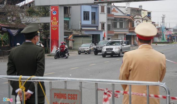 Lực lượng chức năng tại chốt kiểm soát dịch yêu cầu người và phương tiện quay trở lại TP Chí Linh. Ảnh: Nguyễn Dương.