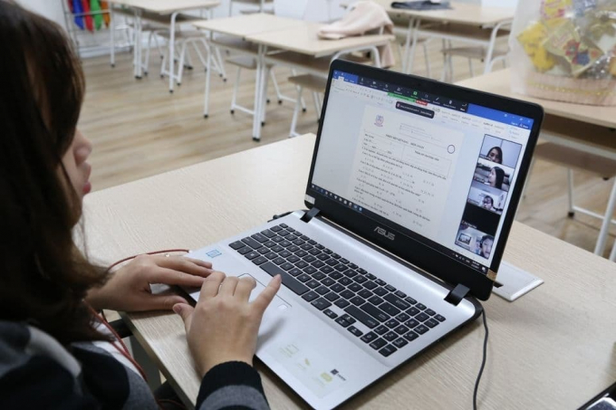 Học sinh phải ngồi hàng giờ trước máy tính để học trực tuyến