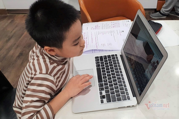 Con học trực tuyến, bố mẹ cũng vất vả theo.