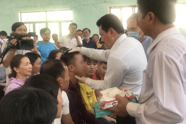 Ông Võ Hoàng Yên và cộng sự khám, chữa bệnh cho trên 770 người dân, trong đó có 215 người khuyết tật bẩm sinh.