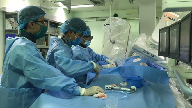Tình trạng của bệnh nhân C. không thể trì hoãn nên các bác sĩ đã tiến hành can thiệp cứu bệnh nhân trước, chi phí sẽ vận động sau ẢNH: ĐÌNH TUYỂN