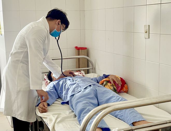 Niềm vui có con muộn chưa được bao lâu thì cơn đột quỵ tim ập tới khiến anh C. như rơi vào đường cùng. Quá khó khăn anh C. gần như buông xuôi xin gặp mặt con lần cuối ẢNH: ĐÌNH TUYỂN