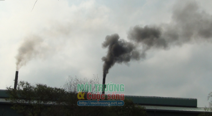 Những cột khói thải đen sì phát ra từ Công ty môi trường Thanh Tùng 2 luôn là nỗi khiếp sợ của người dân