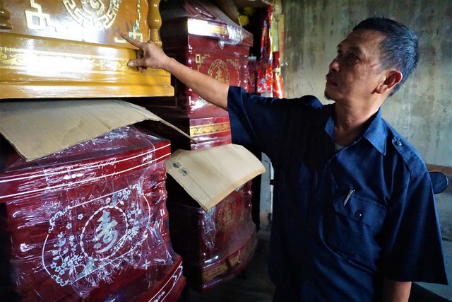 Gặp người nghèo qua đời, ông Thắng liền mang quan tài đến hỗ trợ miễn phí.