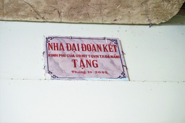 Gia đình ông vẫn ở trong ngôi nhà đại đoàn kết, dành đất giúp người nghèo khó.