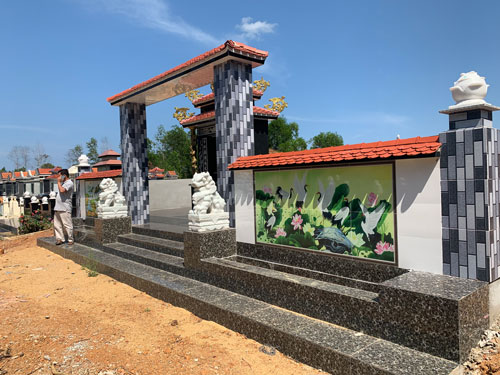 Một ngôi mộ có diện tích hàng trăm mét vuông được xây trái phép tại khu vực nghĩa địa Bồng Sơn