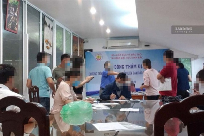 Thí sinh khai báo y tế qua bản giấy và làm thủ tục dự thi.