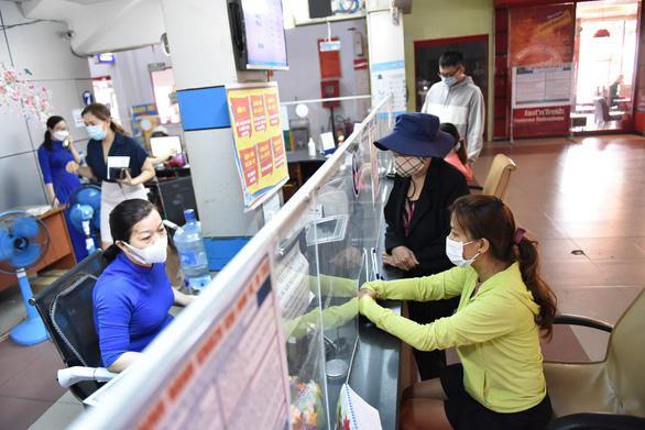 Người dân mua vé tại ga Sài Gòn (quận 3, TP.HCM) sáng 7-1 - Ảnh: NGỌC PHƯỢNG