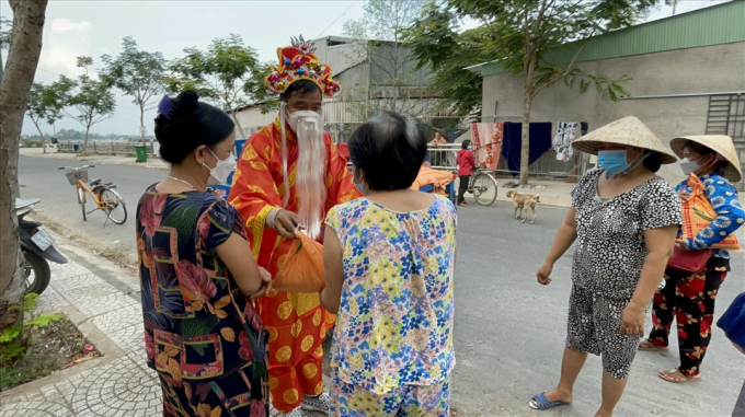 Để hỗ trợ cho những người có hoàn cảnh khó khăn ảnh hưởng do dịch COVID-19 cũng như đón Tết Nguyên đán 2022, anh Khương Nhựt Minh (32 tuổi, phường 9, TP.Vĩnh Long, tỉnh Vĩnh Long) đã hóa trang thành ông Thần tài để đi phát bao lì xì, bao gạo cho những người nghèo.