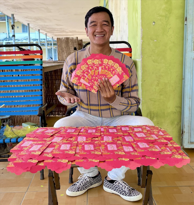 Anh Minh cho hay, anh bắt đầu làm từ thiện từ tháng 12.2020. Dần dần, việc làm này lan tỏa, nhiều nhà hảo tâm trong và ngoài nước biết đến và tin tưởng kết nối cùng anh để giúp đỡ người nghèo. Đến nay, anh đã trao quà gồm tiền mặt, nhu yếu phẩm,… lên đến gần 2 tỉ đồng tại Vĩnh Long.