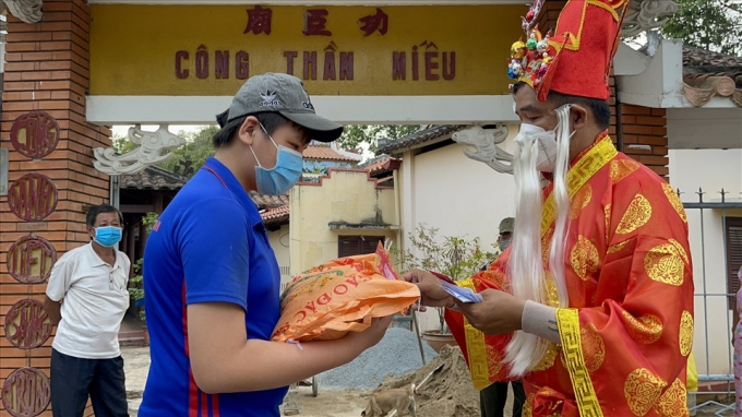 Trong những ngày kế tiếp, kéo dài đến tết, anh Minh vẫn tiếp tục thực hiện chương trình, bằng cách ra đường phát ngẫu nhiên cho những người lao động nghèo khó.