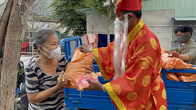 Trong quá trình phát quà, để đảm bảo phòng dịch COVID-19, “ông Thần tài” thường xuyên nhắc nhở bà con tuân thủ nguyên tắc 5K, giãn cách… khi đến nhận quà.