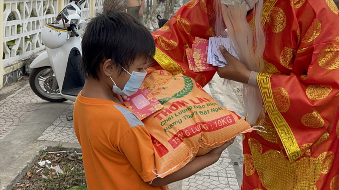 Theo anh Minh, hầu hết người nhận quà là lao động nghèo, bán vé số dạo. Trong tình hình dịch bệnh COVID-19 vẫn còn phức tạp, vé số bán ế, thu nhập giảm nên cuộc sống của bà con nhiều chật vật, khó khăn. Với món quà này, anh hy vọng giúp họ đỡ phần nào khốn khó.