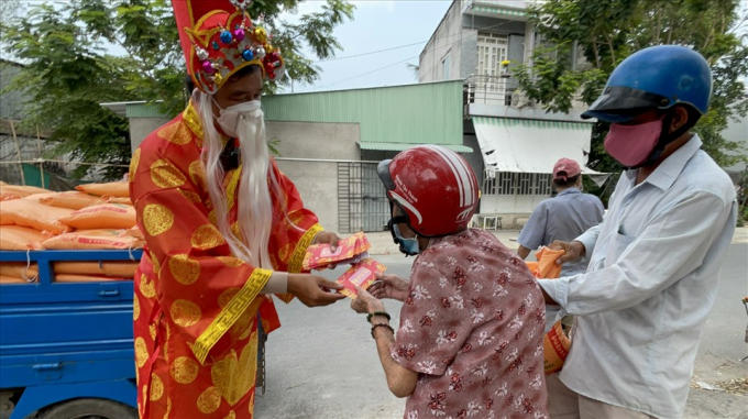 Niềm vui năm mới dường như đến sớm hơn khi bà con nghèo nhận được những bao lì xì và gạo.