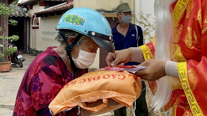 Những bao lì xì, và gạo được ông Thần tài trao tặng cho người có hoàn cảnh khó khăn.