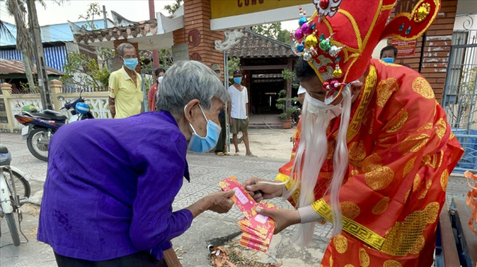 Anh Minh cho biết, trong đợt dịch kéo dài, hầu hết bà con nghèo khó, khuyết tật chịu nhiều tổn thương. Mong muốn đem niềm vui cho người có hoàn cảnh khó khăn, anh quyết định kêu gọi thực hiện chương trình Thần tài phát lì xì trên phố.