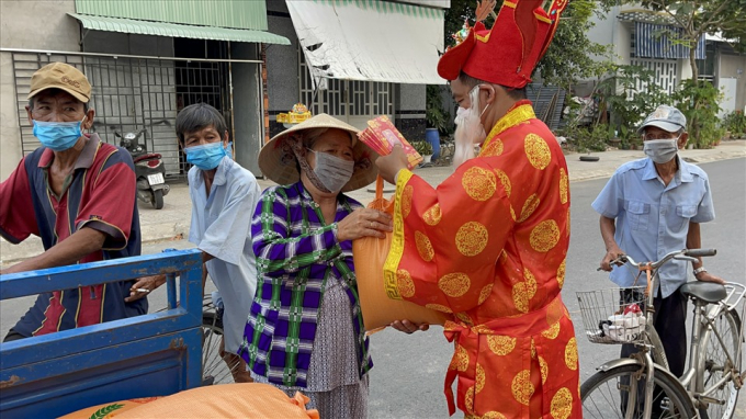Bà Nguyễn Thị Hai (65 tuổi, TP.Vĩnh Long) không giấu được nỗi xúc động chia sẻ, bản thân nghèo khó, một mình bươn chải kiếm sống. Mấy hôm nay bán vé số toàn ế, đôi lúc bỏ tiền túi để bù lỗ. Nay nhận được bao lì xì bà vui lắm và có gạo ăn vơi bớt đi khó khăn phần nào.