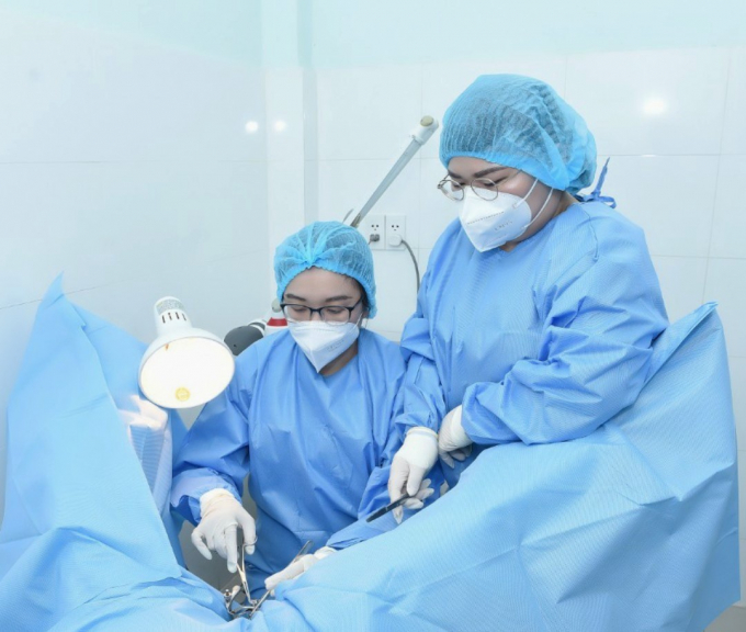 Các bác sĩ đang phẫu thuật cấp cứu nữ bệnh nhân BVCC