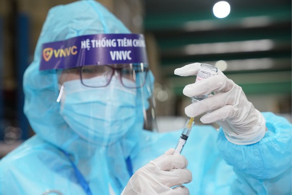 Nhân viên y tế chuẩn bị tiêm vaccine Covid-19 cho người dân