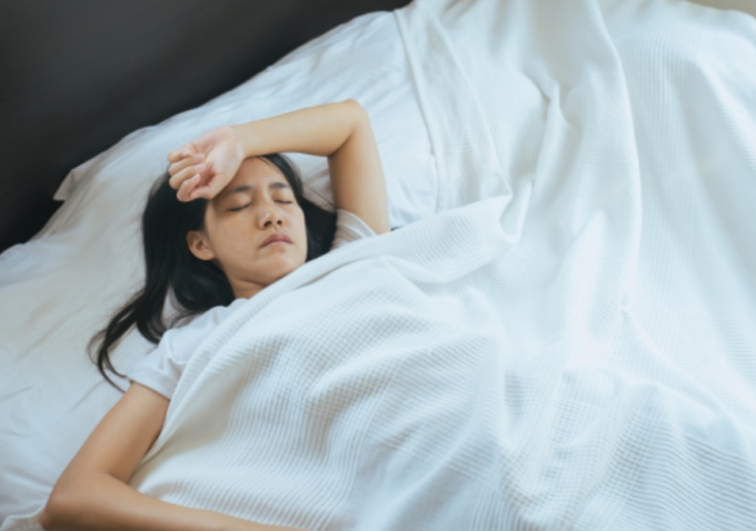 Caffeine có trong cà phê ngăn chặn các thụ thể adenosine gây buồn ngủ.
